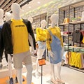 Display arrangement of mannequins in the fashion store