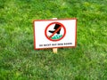 DO NOT WALK ON LAWNS. Please keep off the grass sign in German language SIE NICHT AUF DEM RASEN.