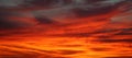 Dramatic colorful orange color sky with clouds in the evening du Royalty Free Stock Photo