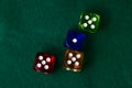 dÃÂ©s colorÃÂ©s sur tapis vert Royalty Free Stock Photo