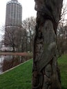 Eine Baum und Hotelturm