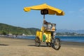 El vendedor de helados estÃÂ¡ en su bicicleta amarilla en la playa de Manzanillo Colima.