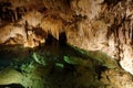 Smaragdové jazero a stalaktity v jaskyni na Slovensku