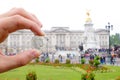 English coin picturing the Queen in front of Buckingham Palace.