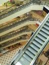 Escaleras mecánicas sobre el centro comercial 