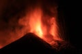 Esplosione di lava intensa sul vulcano etna dal cratere durante un eruzione vista di notte Royalty Free Stock Photo