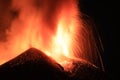 Esplosione di lava intensa sul vulcano etna dal cratere durante un eruzione vista di notte