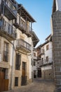 Estrecha calle peatonal y empedrada en la hermosa villa medieval de Candelario, EspaÃÂ±a