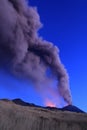 Eruzione Etna durante vista all\'alba con grandi emissioni di cenere dal cratere della cima del vulcano nel cielo azzurro Royalty Free Stock Photo