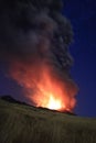 L\'Etna in Sicilia grande eruzione con grandi emissioni di cenere dal cratere del vulcano nel ciel notturno stellato Royalty Free Stock Photo