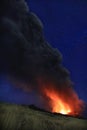 L\'Etna in Sicilia grande eruzione con grandi emissioni di cenere dal cratere del vulcano nel ciel notturno stellato Royalty Free Stock Photo