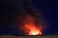 Etna in eruzione con grandi emissioni di cenere dal cratere del vulcano nel ciel notturno stellato Royalty Free Stock Photo