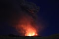 L\'Etna in Sicilia grande eruzione con grandi emissioni di cenere dal cratere del vulcano nel ciel notturno stellato Royalty Free Stock Photo