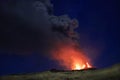 L\'Etna in Sicilia grande eruzione con grandi emissioni di cenere dal cratere del vulcano nel ciel notturno stellato Royalty Free Stock Photo