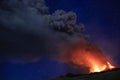 L\'Etna in Sicilia grande eruzione con grandi emissioni di cenere dal cratere del vulcano nel ciel notturno stellato Royalty Free Stock Photo