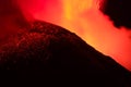Etna - Esplosione di lava dal cratere durante l\'eruzione vulcanica di notte con sfondo nero