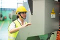 Factory worker control lache automate machine
