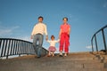 Familia sobre el piedra escalera 