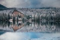 Známy hotel pri jazere, Štrbské pleso, Slovensko, Zimná scenéria