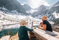 Otec a syn turistickí cestujúci odpočívajú a pijú čaj v blízkosti hory