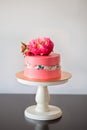 Faultline cake decoraited sugar paper and pink peony. Ideas for wedding cake, birthday cake