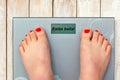 Feet on scales with text in Spanish language