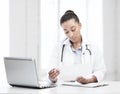 Female doctor with laptop pc Royalty Free Stock Photo