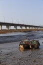 Fishing boats under the bridge ran aground in the trench