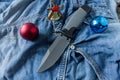 Fixed knife with Christmas toys.