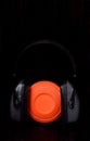 Flying target plate in noise suppression headphones