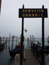 Servizio Gondole in foggy Venice, Italy