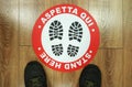 Footprint sign red color with text aspetta qui Royalty Free Stock Photo