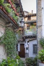 FotografÃÂ­a vertical de una estrecha calle peatonal adornada con macetas y plantas en la villa de Candelario, EspaÃÂ±a
