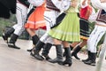 Fragment slovenského ľudového tanca s farebným oblečením