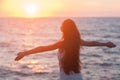 Volný žena těší svoboda pocit šťastný na pláž na západ slunce 