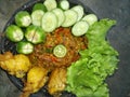 Fried chicken with fried shrimp paste mixed with fresh raw vegetables is very tempting to arouse the appetite