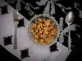 Photo of fried tempeh in a glass bowl placed on a black table