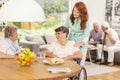 Friendly nurse supporting disabled sick woman in a wheelchair du Royalty Free Stock Photo