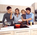 Friends Preparing Breakfast e Royalty Free Stock Photo