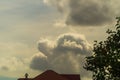 A frightening cloud appeared behind the roof of the house, signaling that it would soon rain, rain or hail. Preparing