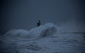Búrka cesta pobrežná čiara na anglicko obrie vlny zhadzovať proti maják v víchrica vynútiť vetry 