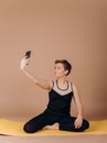 Girl sport fitness yoga pilates carimat smartphone