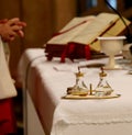 glass cruets above the altar and the priest reading the Bible du Royalty Free Stock Photo