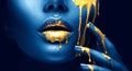 Zlatý maľovať šmuhy kvapky pery a ruka zlatý kvapalina kvapky na krásny dievčatá ústa tvorivé kozmetické prostriedky 