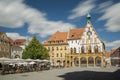 Gotisches Rathaus am Marktplatz von Amberg in der Oberpfalz, Bayern, Sonne, blauer Himmel