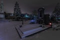 grab am friedhof mit schnee und lichter