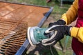 Grinding of a metal grid using a vibrating sander