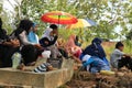 a group of Muslims who are carrying out grave pilgrimage activities