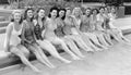 Di donne seduta fila piscina lato 