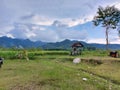 Gubuk Di Sawah Dekat pegunungan